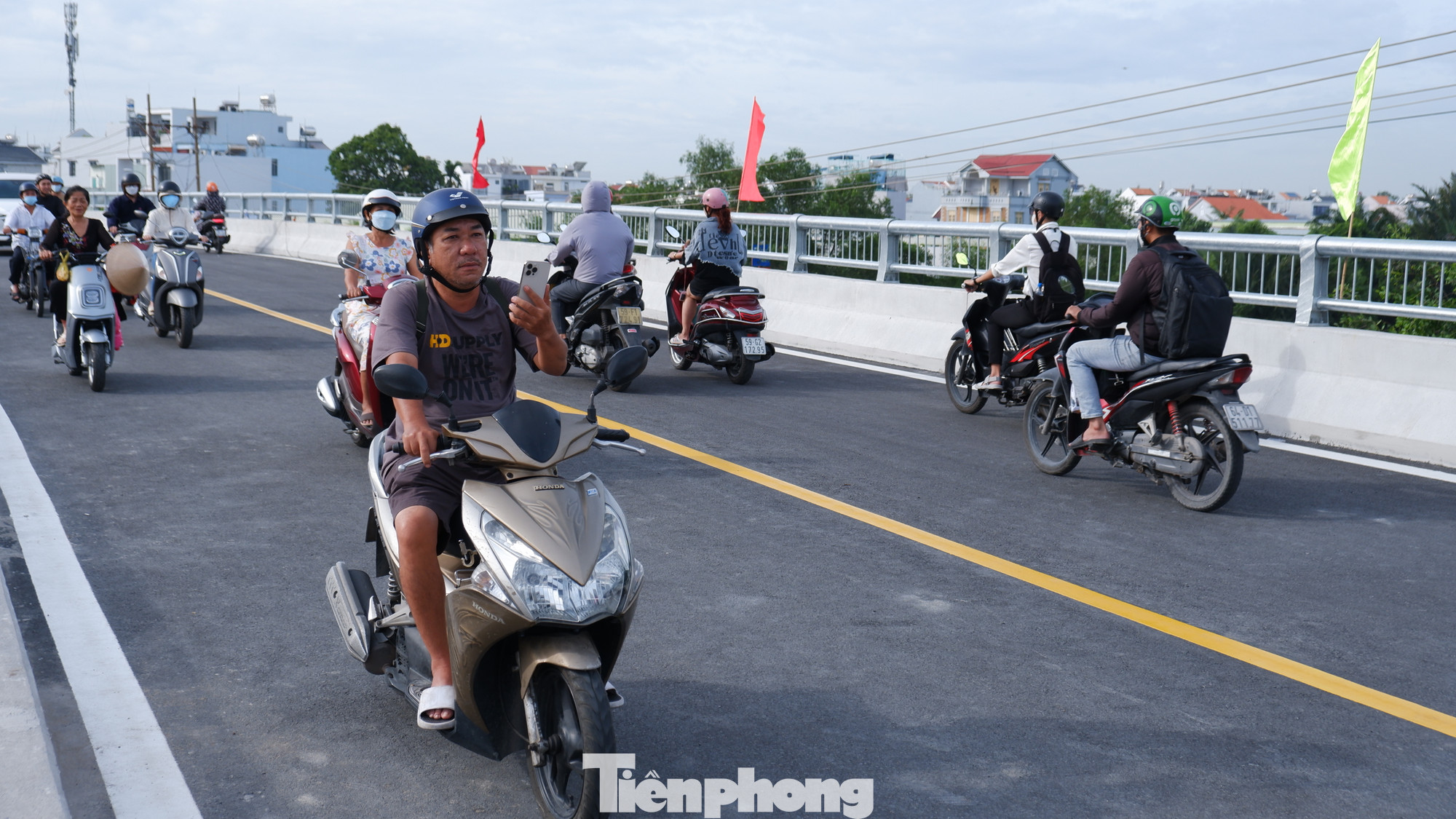 Người dân phấn khởi đi qua cầu Rạch Đỉa vào sáng 28/11. Ảnh: Hữu Huy