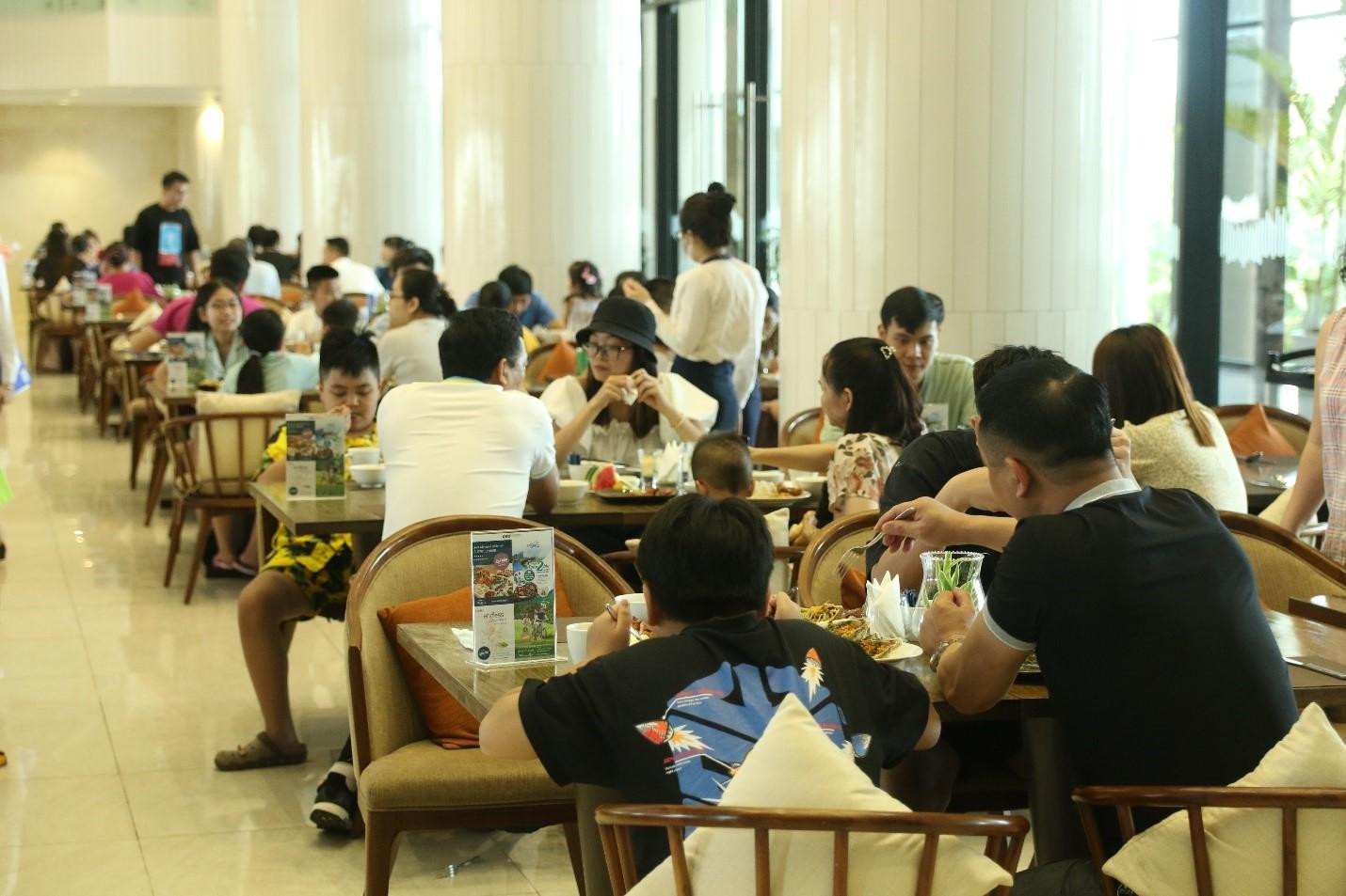 Du khách thưởng thức buffet tại khách sạn FLC Sầm Sơn