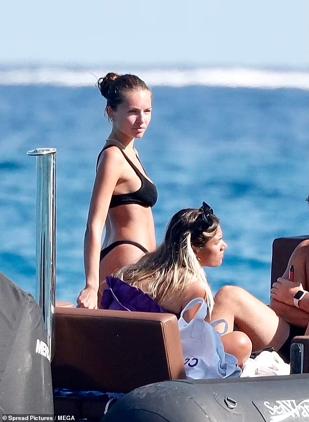 Gái xinh du to - Hiện tượng gây tranh cãi trong giới trẻ Việt Nam và những hệ lụy tiềm ẩn