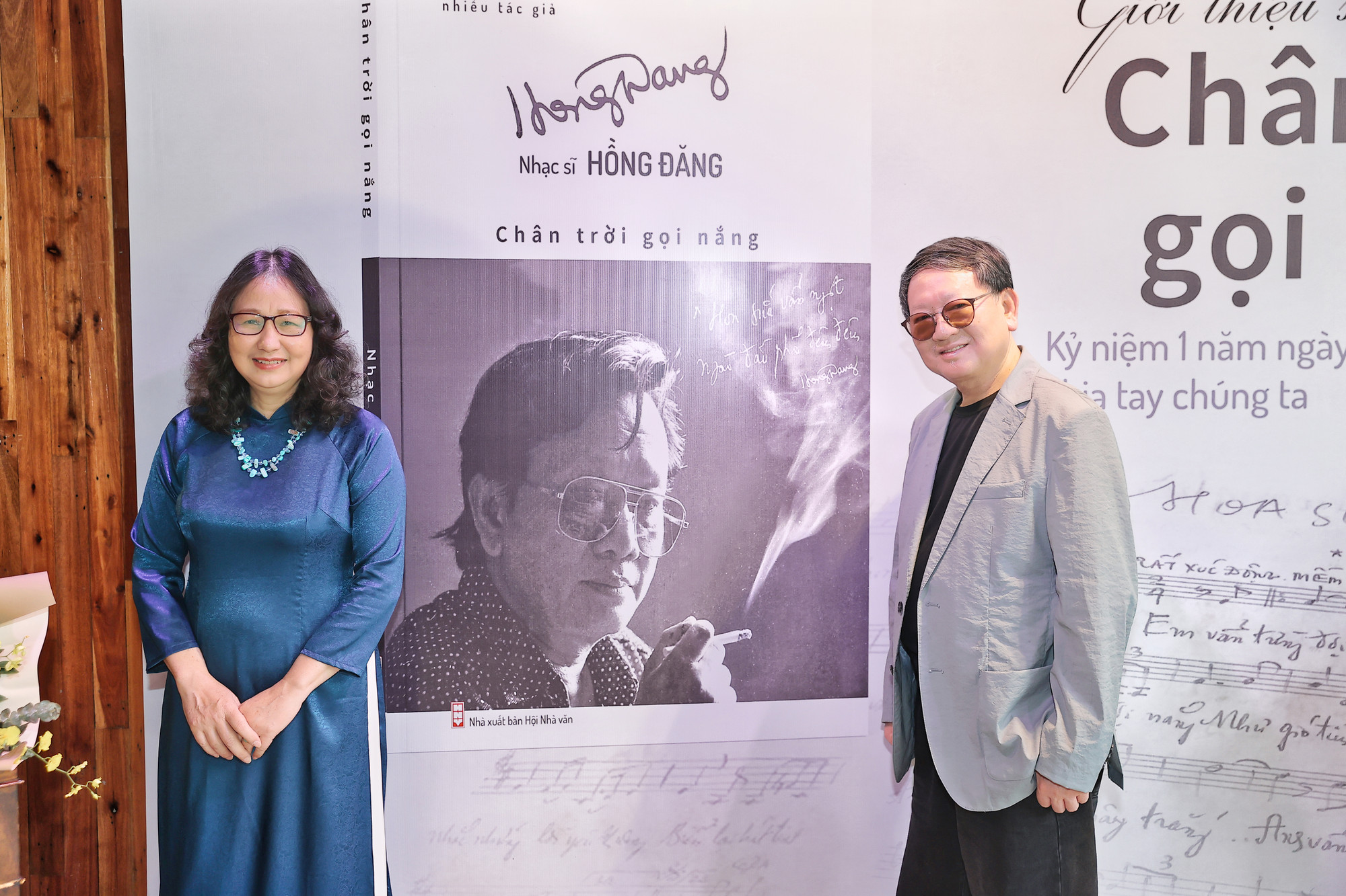 Bà Lê Anh Thúy và Chủ tịch Hội Nhạc sĩ Việt Nam, nhạc sĩ Đức Trịnh. Ông Đức Trịnh khẳng định trong giới nhạc sĩ, sáng tác cả ca khúc lẫn khí nhạc đều thành công như Hồng Đăng là "của hiếm". Ảnh: HÒA NGUYỄN