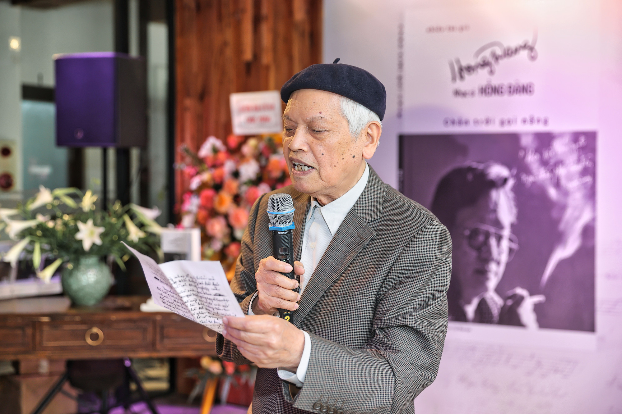 Nhạc sĩ Doãn Nho cẩn thận soạn thành văn bản bài phát biểu về tác giả Biển hát chiều nay. Ảnh: HÒA NGUYỄN.