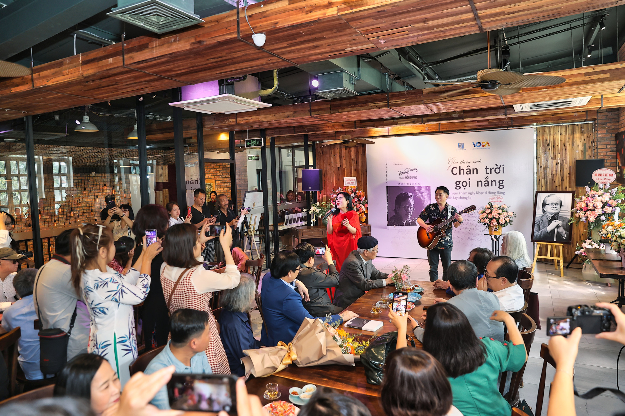 Ca sĩ Đào Tố Loan mở đầu chương trình bằng Biển hát chiều nay.