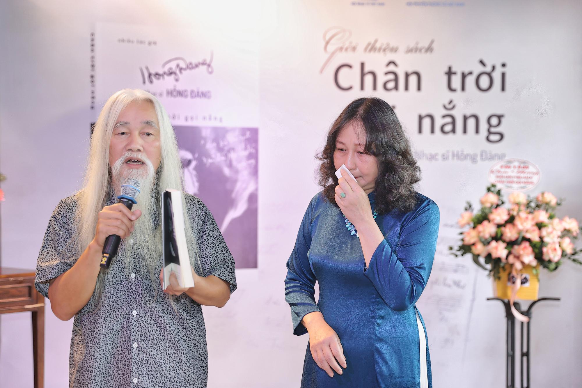 Bà Anh Thúy cùng người dẫn chương trình, nhà phê bình Phạm Xuân Nguyên.