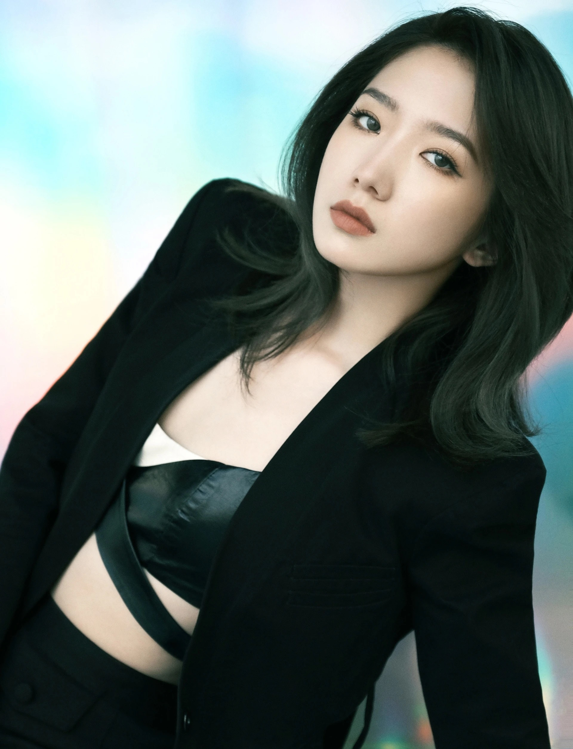 Công ty quản lý mua chuộc truyền thông, tâng bốc tài năng của Mạnh Mỹ Kỳ nhằm giúp cô vượt qua scandal làm tiểu tam.