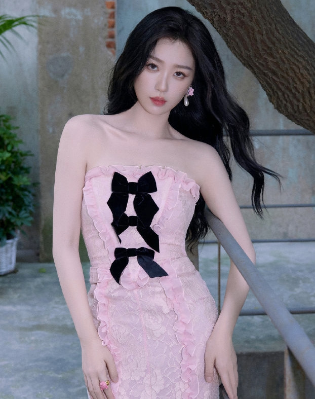 Trong hậu trường quay phim, Ngu Thư Hân yêu cầu đạo diễn Phùng Tiểu Cương phải khen cô giỏi.