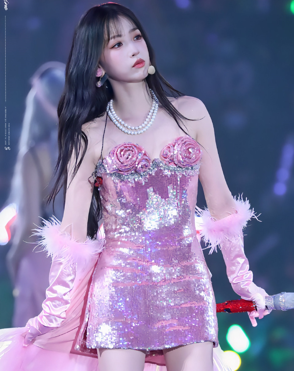 Trong hậu trường quay phim, Ngu Thư Hân yêu cầu đạo diễn Phùng Tiểu Cương phải khen cô giỏi.