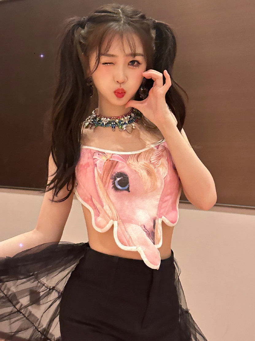 Trong hậu trường quay phim, Ngu Thư Hân yêu cầu đạo diễn Phùng Tiểu Cương phải khen cô giỏi.