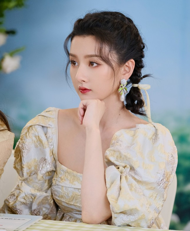 Viên Băng Nghiên (Trái) và Tống Tổ Nhi vốn là hai tiểu hoa đán đang lên, được o bế nhưng vướng bê bối trốn thuế nên sự nghiệp chấm dứt. Viên Băng Nghiên (Trái) và Tống Tổ Nhi vốn là hai tiểu hoa đán đang lên, được o bế nhưng vướng bê bối trốn thuế nên sự nghiệp chấm dứt.