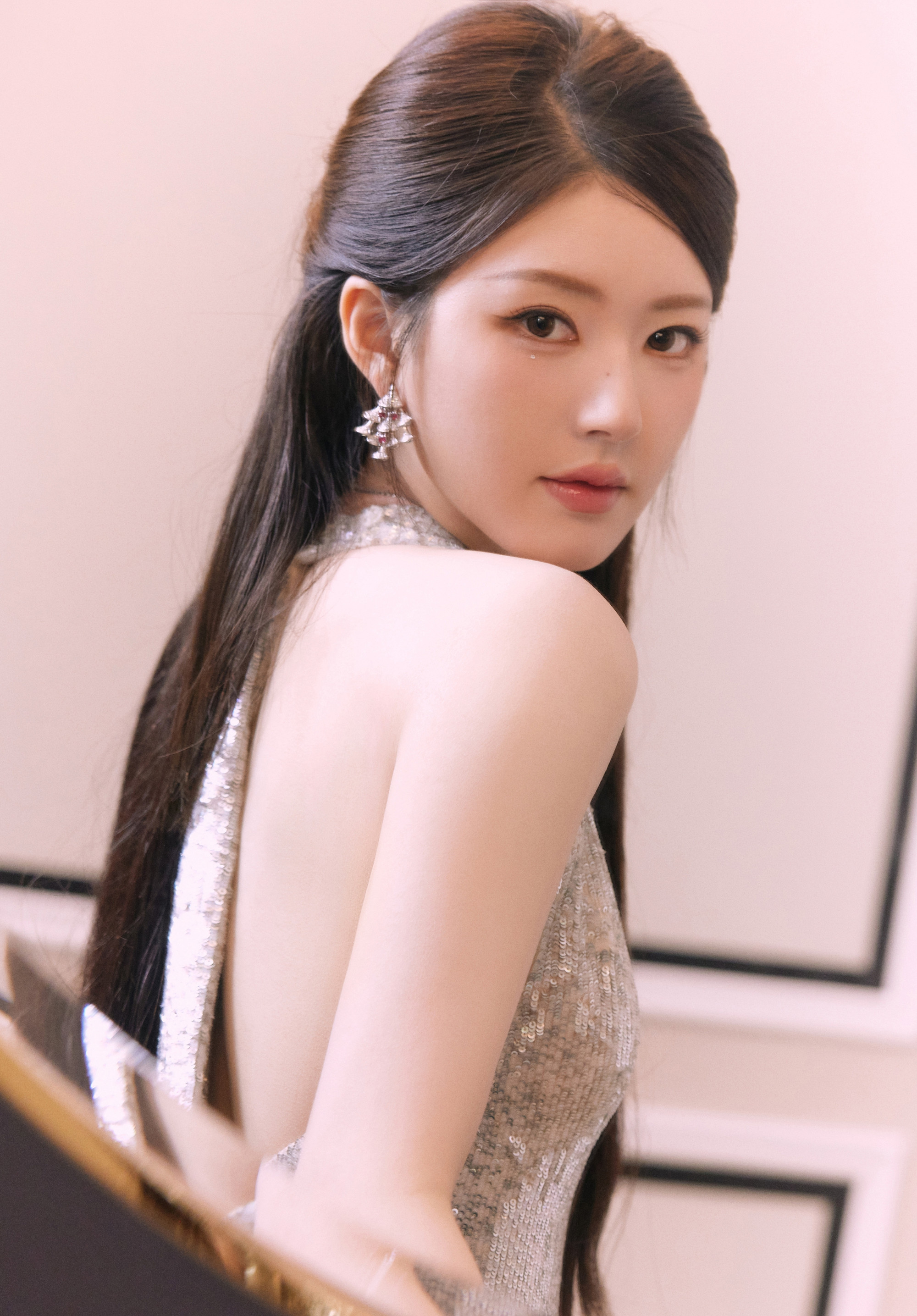 Triệu Lộ Tư có nhiều điểm yếu diễn xuất nhưng được các đạo diễn tâng bốc.