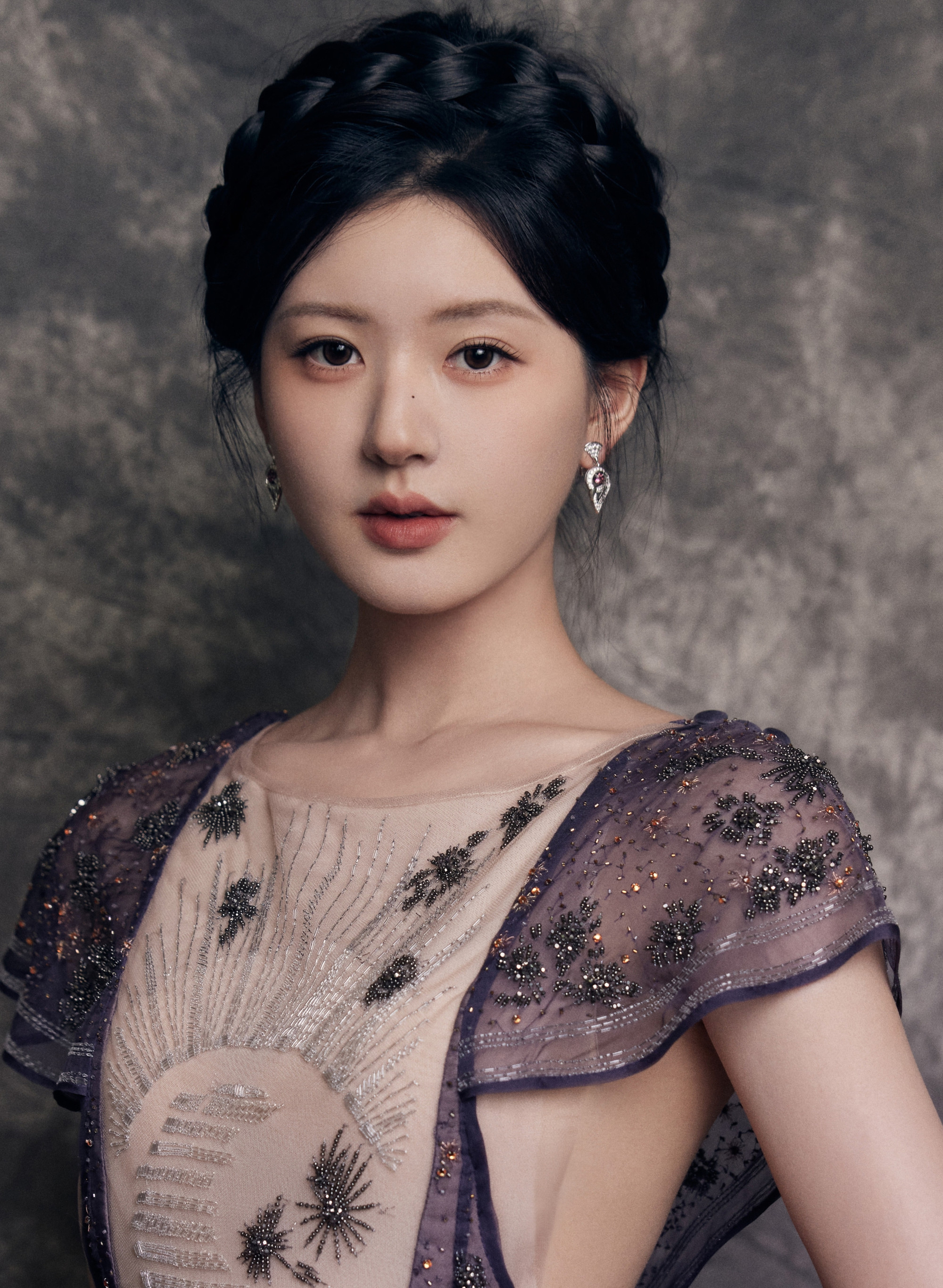 Triệu Lộ Tư có nhiều điểm yếu diễn xuất nhưng được các đạo diễn tâng bốc.