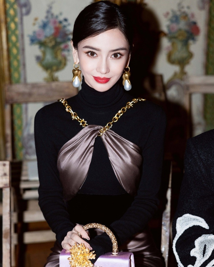 Trương Gia Nghê (trái) và Angelababy bị tẩy chay vì đi xem show trình diễn thoát y. Trương Gia Nghê (trái) và Angelababy bị tẩy chay vì đi xem show trình diễn thoát y.