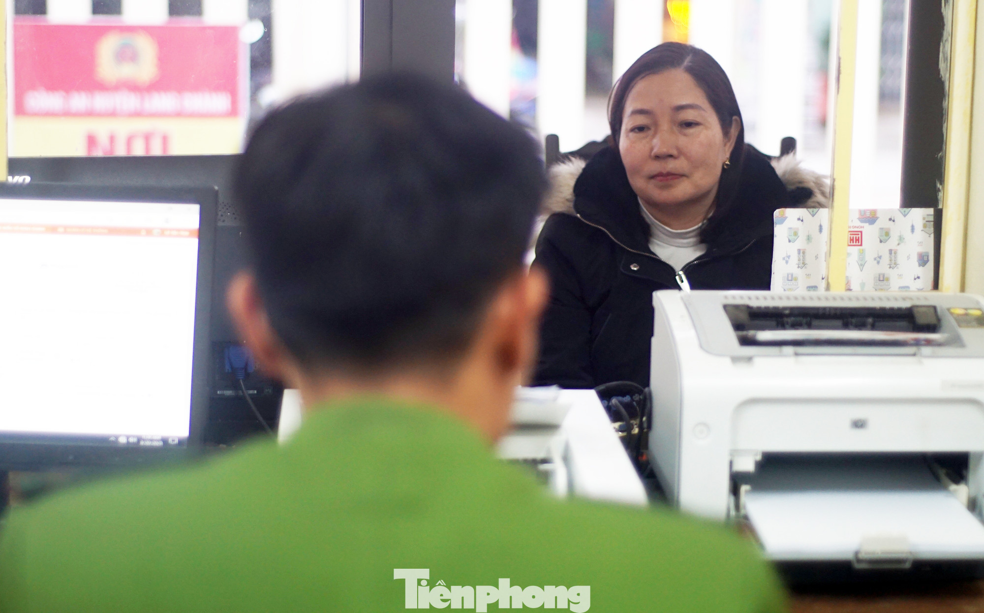 Người dân đến làm thủ tục đăng ký xe. Người dân đến làm thủ tục đăng ký xe.