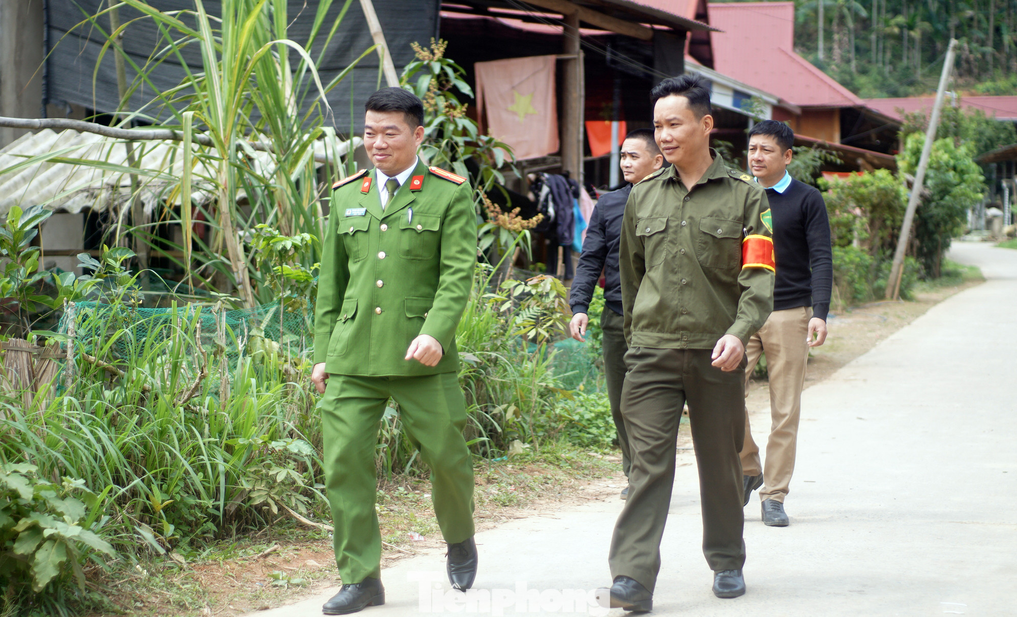 Thiếu tá Trương Văn Chương cùng lực lượng bảo đảm an ninh trật tự xuống địa bàn. Thiếu tá Trương Văn Chương cùng lực lượng bảo đảm an ninh trật tự xuống địa bàn.