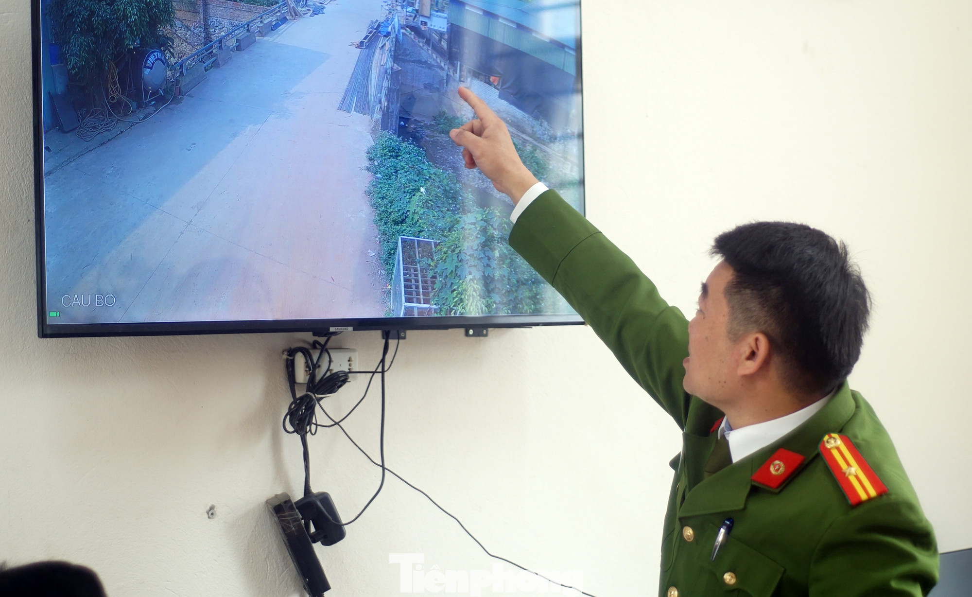 Camera "phủ sóng" khắp địa bàn xã Lũng Cao như những mắt thần giúp bảo đảm tình hình an ninh trật tự trên địa bàn. Camera "phủ sóng" khắp địa bàn xã Lũng Cao như những mắt thần giúp bảo đảm tình hình an ninh trật tự trên địa bàn.