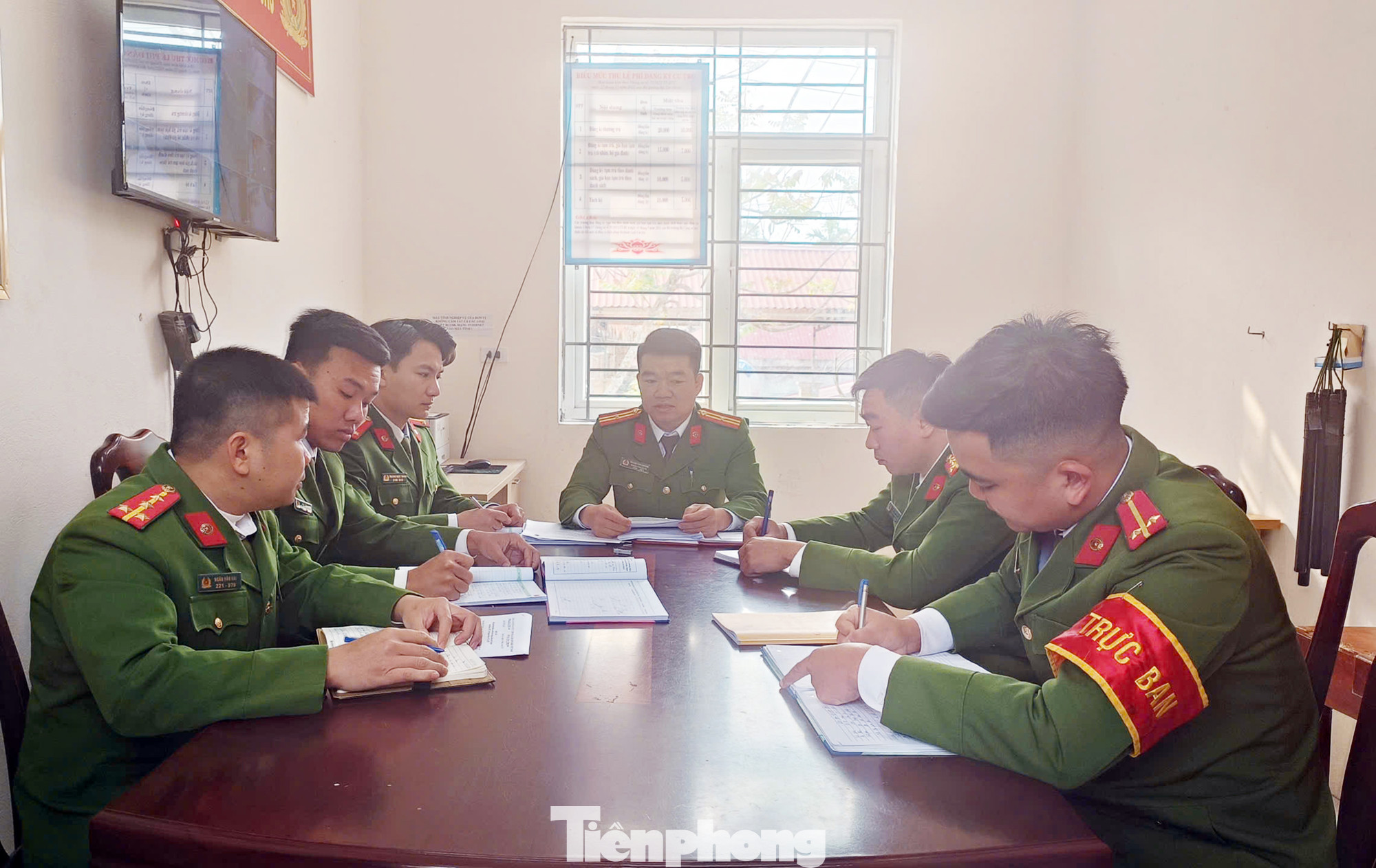 Phòng họp giao ban hàng ngày rộng vài mét vuông cũng là nơi tiếp dân của Công an xã Lũng Cao. Phòng họp giao ban hàng ngày rộng vài mét vuông cũng là nơi tiếp dân của Công an xã Lũng Cao.