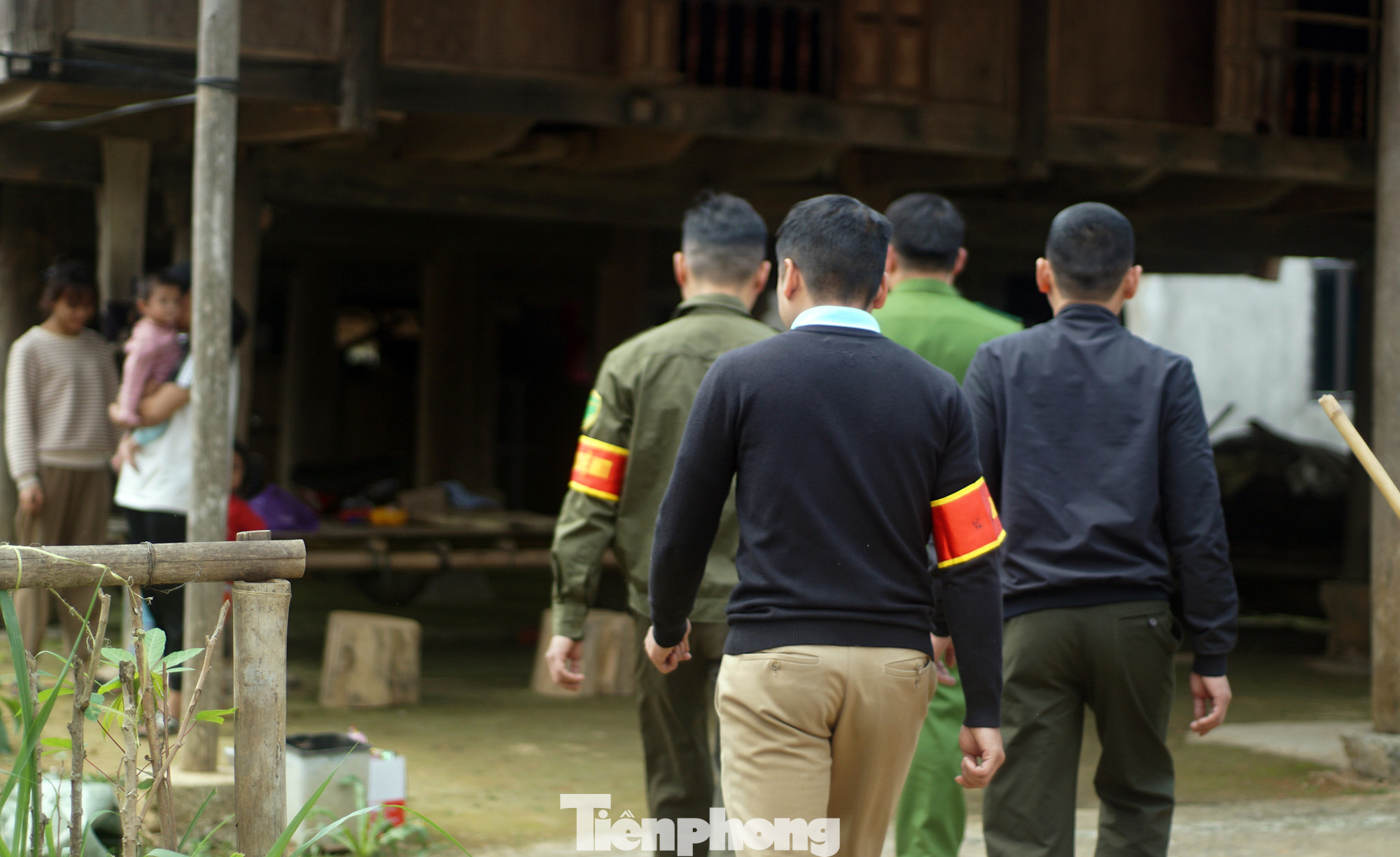 Thiếu tá Trương Văn Chương cùng lực lượng bảo đảm an ninh trật tự xuống địa bàn. Thiếu tá Trương Văn Chương cùng lực lượng bảo đảm an ninh trật tự xuống địa bàn.