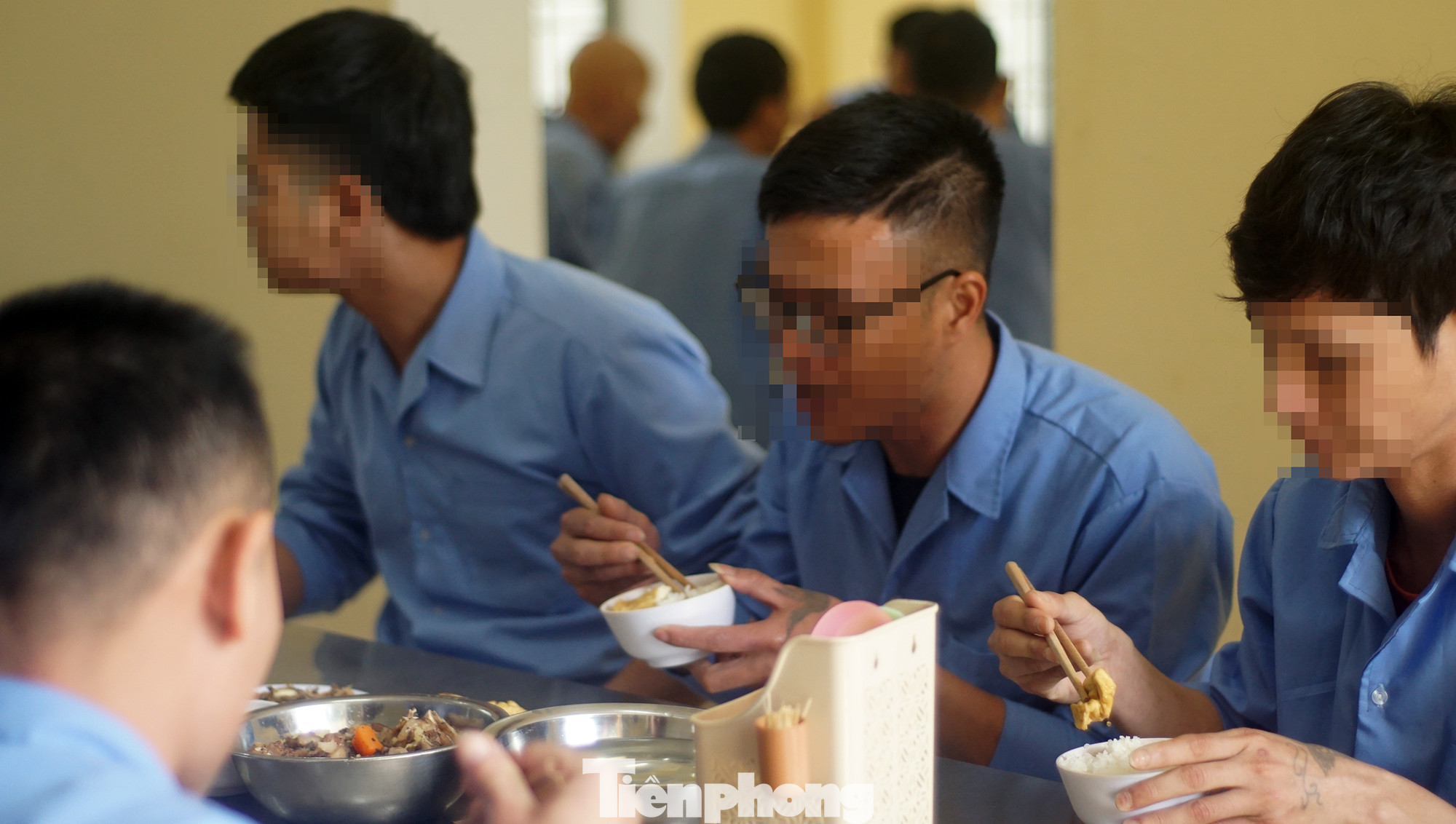 Đến giờ ăn cơm trưa, những học viên xếp thành hàng ngay ngắn bước vào nhà ăn.