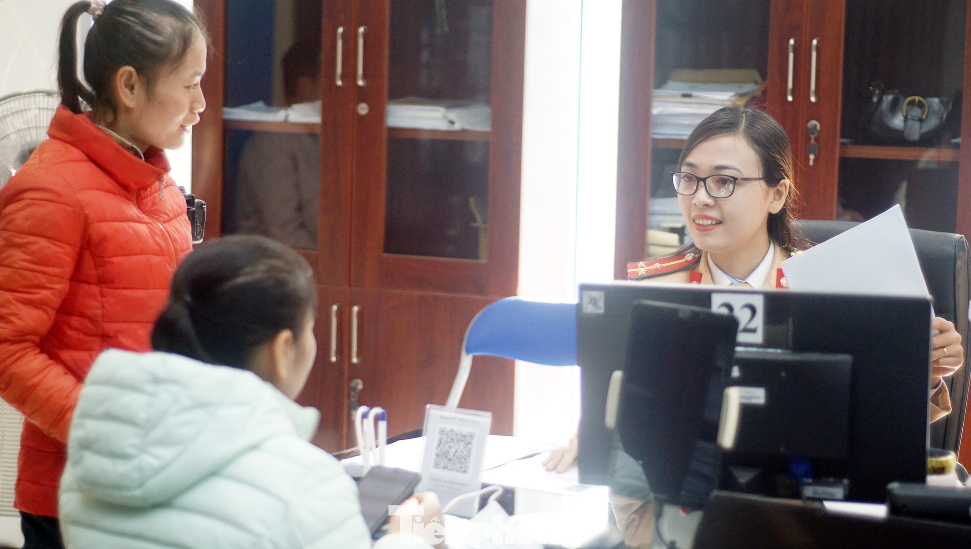Cán bộ CSGT Công an tỉnh Thanh Hóa làm thủ tục cấp đổi GPLX cho người dân.