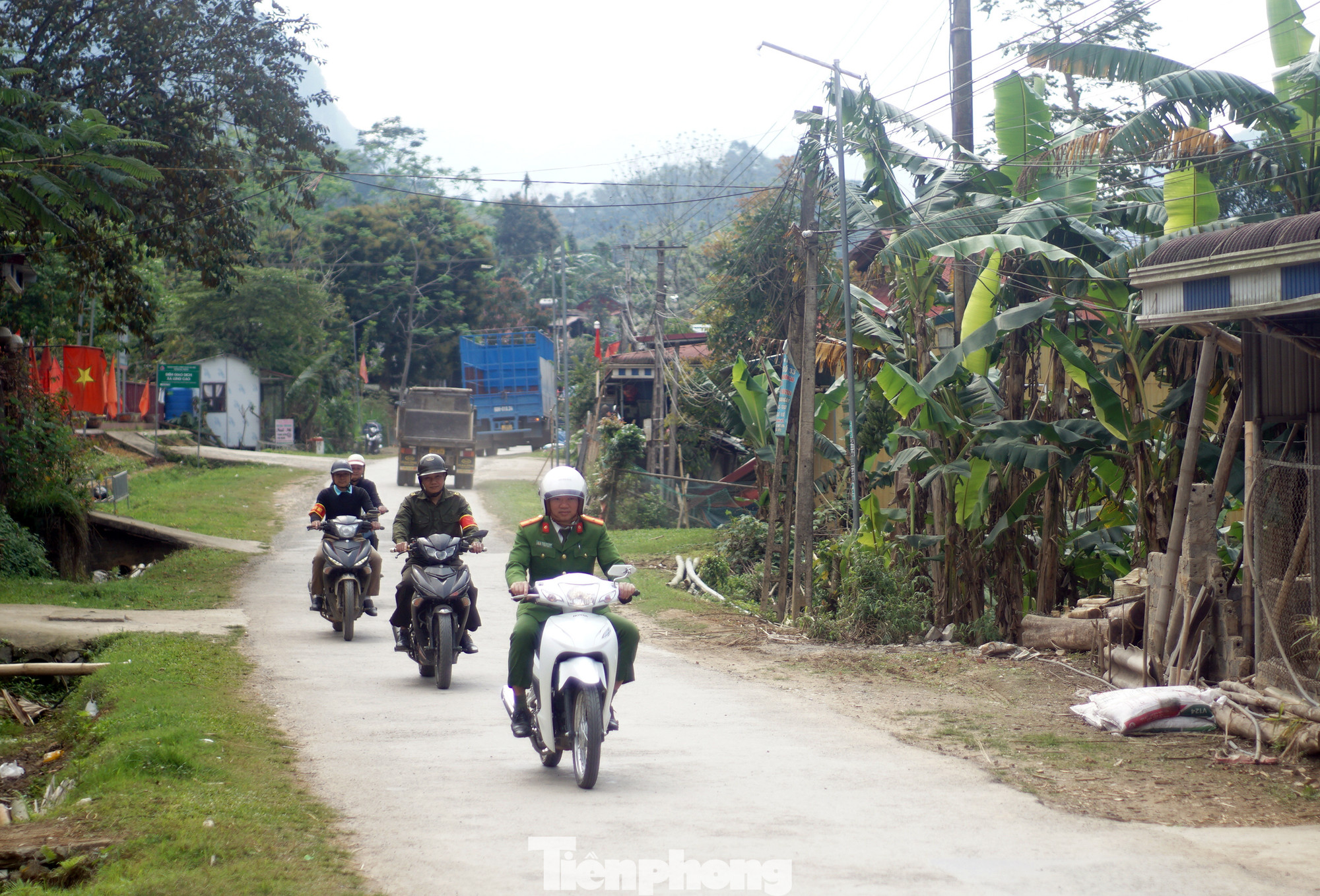 Thiếu tá Trương Văn Chương cùng lực lượng bảo đảm an ninh trật tự xuống địa bàn. Thiếu tá Trương Văn Chương cùng lực lượng bảo đảm an ninh trật tự xuống địa bàn.