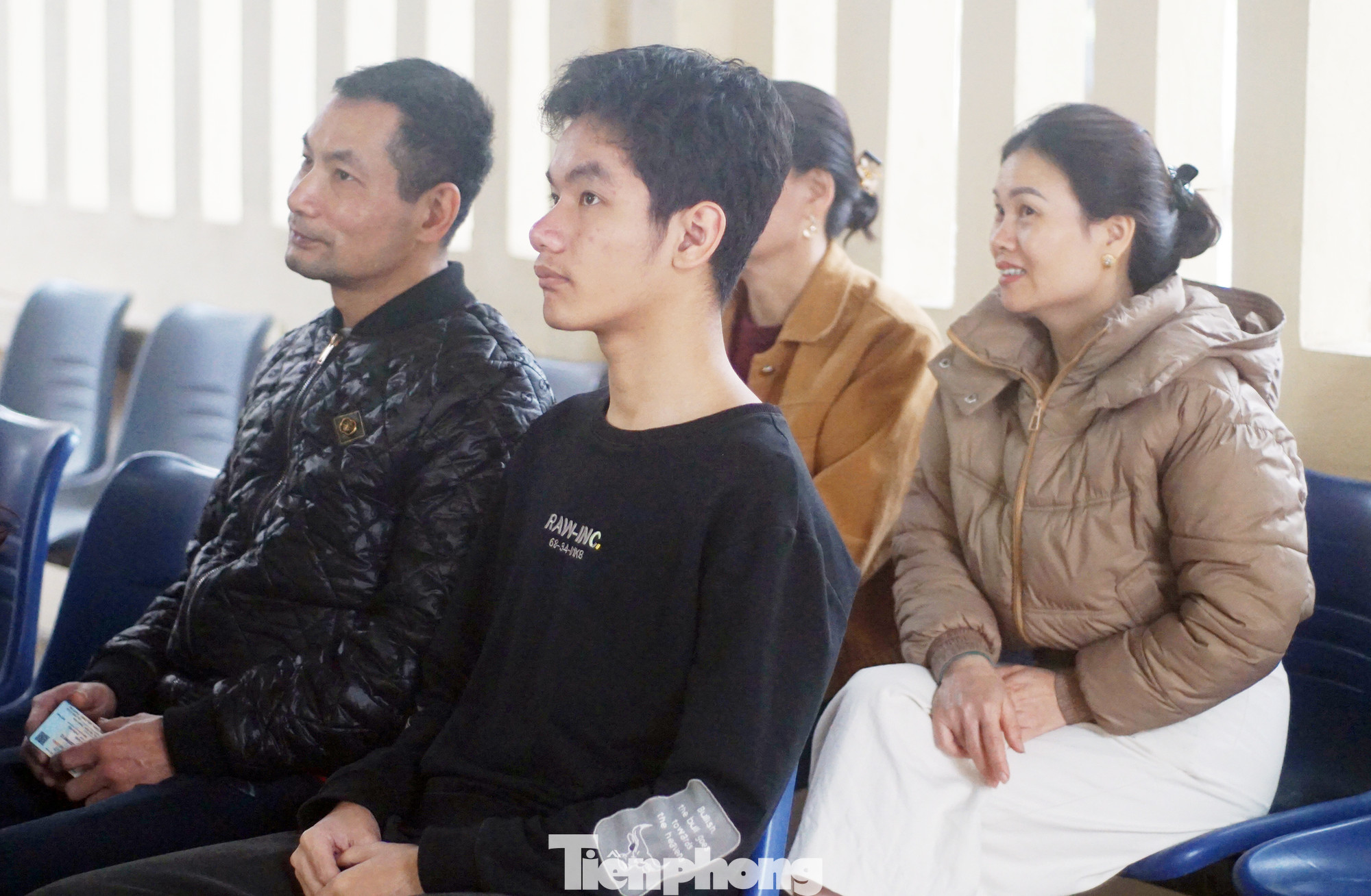 Người dân đến làm các thủ tục cấp căn cước, định danh điện tử mức 2. Người dân đến làm các thủ tục cấp căn cước, định danh điện tử mức 2.