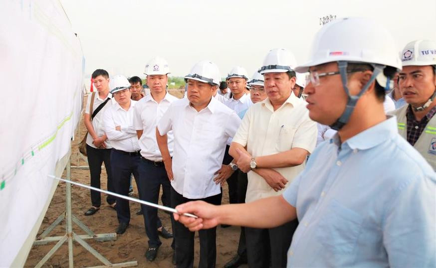 Giám đốc Ban Giao Thông Nguyễn Chí Cường (thứ nhất, hàng đầu tiên từ phải) báo cáo tiến độ dự án Vĩnh Tuy 2 với Chủ tịch Nguyễn Sỹ Thanh (thứ 3 hàng đầu tiên từ phải) và Phó Chủ tịch UBND thành phố Hà Nội Dương Đức Tuấn (thứ 2, hàng đầu tiên từ phải) tại hiện trường thi công năm 2022.