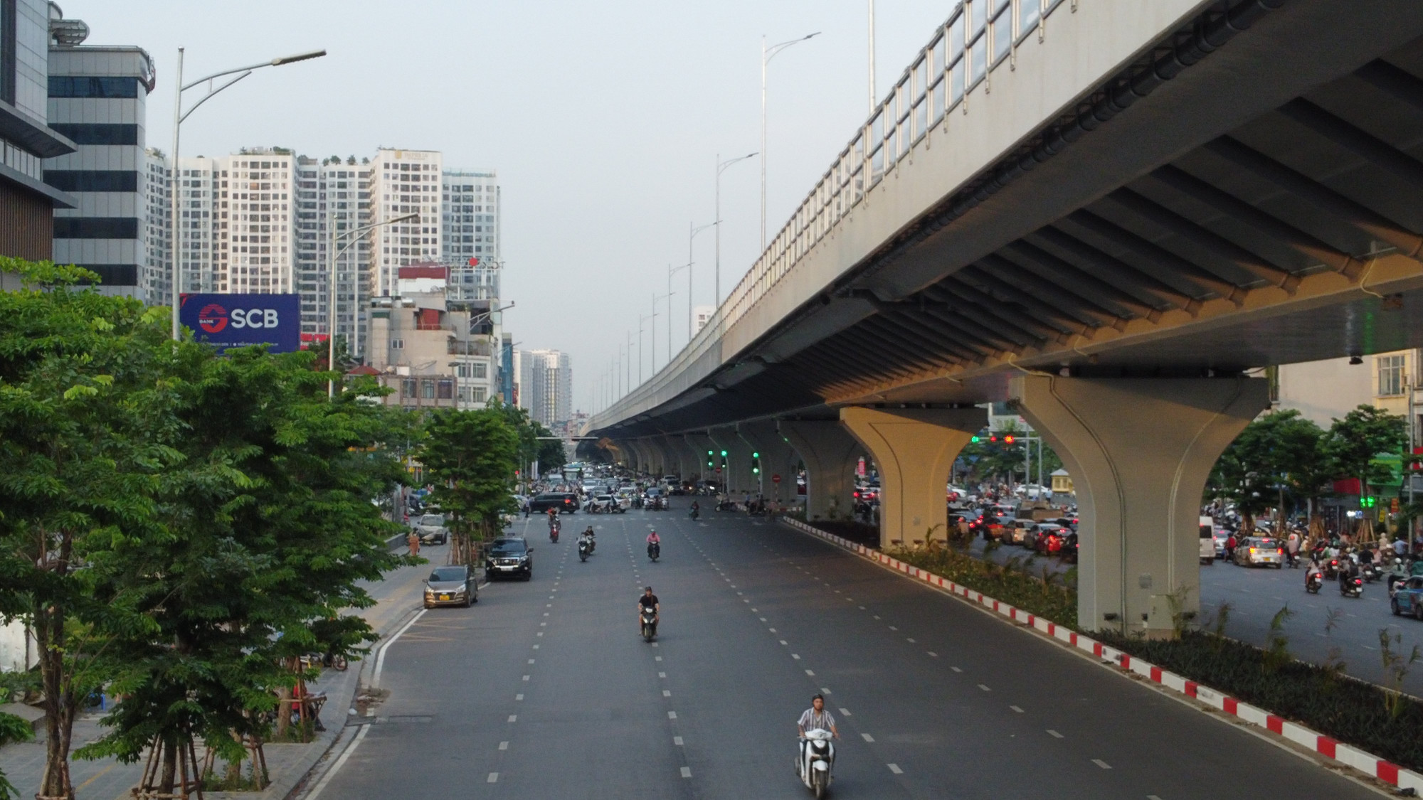 Dự án đường Vành đai 2 trên cao kết hợp mở rộng mặt đường bên dưới đoạn Vĩnh Tuy - Ngã Tư Vọng thông xe đã giúp TP Hà Nội hoàn thành đường Vành đai 2 đoạn đi trên cạn ( Ảnh: Mạnh Thắng)