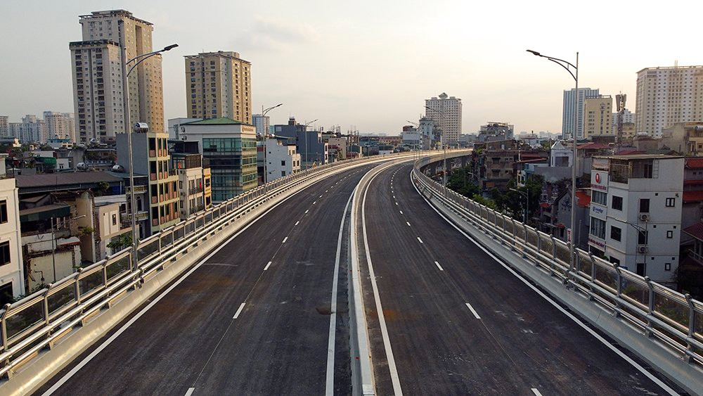 Dự án đường Vành đai 2 trên cao kết hợp mở rộng mặt đường bên dưới đoạn Vĩnh Tuy - Ngã Tư Vọng thông xe đã giúp TP Hà Nội hoàn thành đường Vành đai 2 đoạn đi trên cạn ( Ảnh: Mạnh Thắng)
