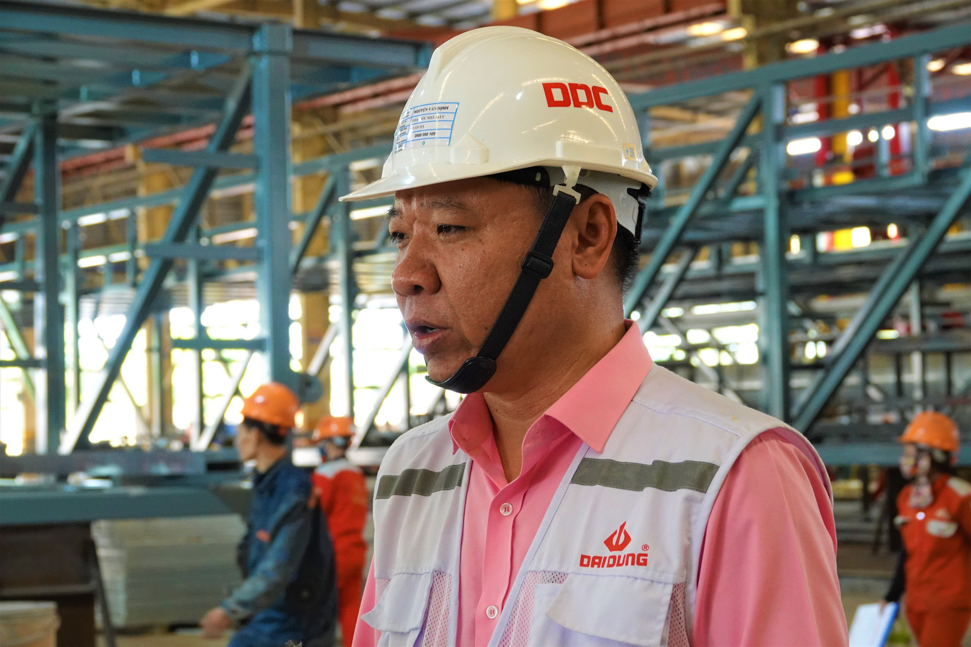 "Trong năm 2024, đơn hàng của chúng tôi dự kiến đạt sản lượng 150.000 tấn. Chính vì lí do đó, nhà máy phải tổ chức làm việc 3 ca, mỗi ca 8 tiếng để đáp ứng tiến độ cho các đơn hàng xuất khẩu. Nhiều công nhân cũng đăng ký ở lại làm xuyên Tết để hoàn thành các đơn hàng trong tháng 1, tiếp tục tổ chức sản xuất cho các đơn hàng trong tháng 2", ông Nguyễn Văn Định, Giám đốc nhà máy