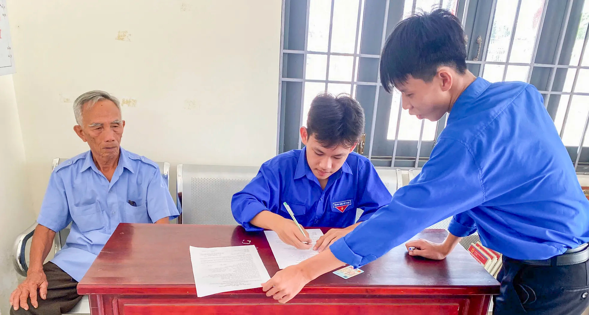 Màu áo xanh Gia Lai, Quảng Ngãi đến đặc khu, vùng sâu vùng xa. Ảnh: Nguyễn Ngọc - Trương Định Màu áo xanh Gia Lai, Quảng Ngãi đến đặc khu, vùng sâu vùng xa. Ảnh: Nguyễn Ngọc - Trương Định