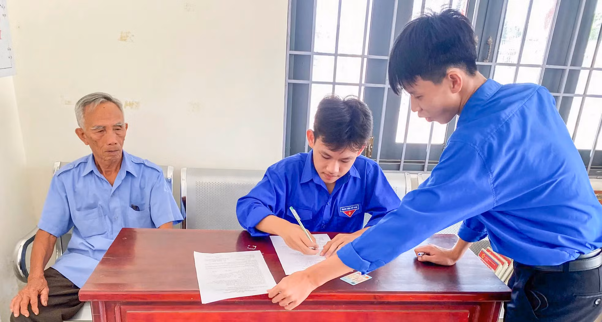Màu áo xanh Gia Lai, Quảng Ngãi đến đặc khu, vùng sâu vùng xa. Ảnh: Nguyễn Ngọc - Trương Định Màu áo xanh Gia Lai, Quảng Ngãi đến đặc khu, vùng sâu vùng xa. Ảnh: Nguyễn Ngọc - Trương Định