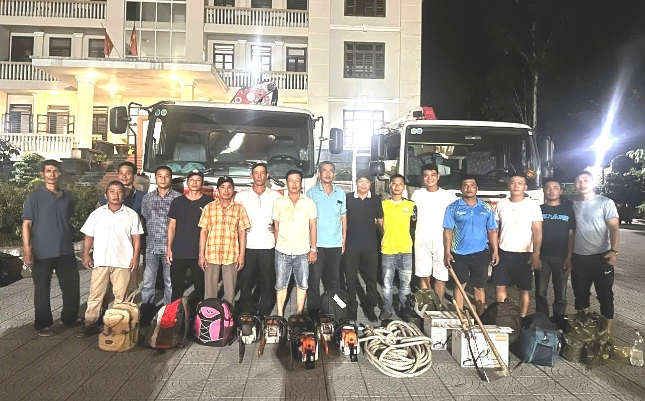 Lực lượng cùng phương tiện chuyên dụng của Trung tâm Công viên cây xanh TP. Huế lên đường hỗ trợ Hà Nội khắc phục hậu quả bão số 3. Lực lượng cùng phương tiện chuyên dụng của Trung tâm Công viên cây xanh TP. Huế lên đường hỗ trợ Hà Nội khắc phục hậu quả bão số 3.