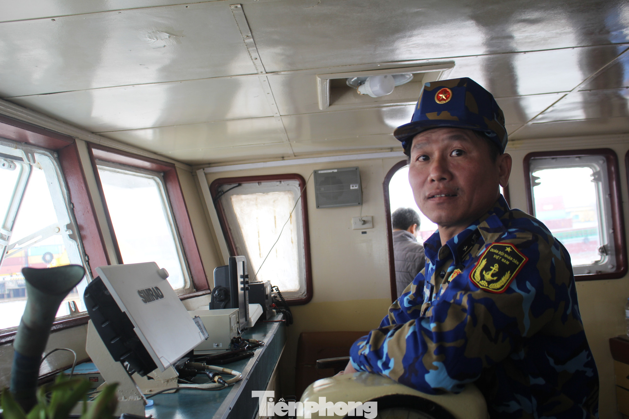 Trung tá Phạm Thế Tùng (SN 1976, Hải Phòng) Tàu 636, Hải đội 137, Lữ đoàn 169, Vùng 1 Hải Quân khi đang thực hiện nhiệm vụ trong khoang lái.