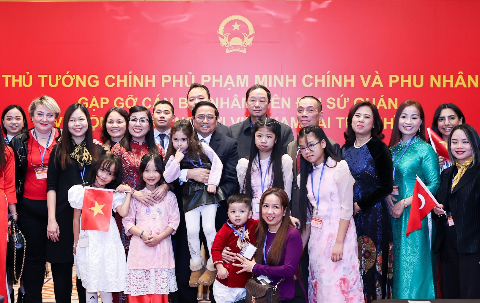 Trong khuôn khổ chuyến thăm Thổ Nhĩ Kỳ, Thủ tướng Phạm Minh Chính đã thăm Tập đoàn hàng không vũ trụ, tiếp lãnh đạo các doanh nghiệp và gặp gỡ bà con kiều bào đang sinh sống, làm ăn ở đây. Trong khuôn khổ chuyến thăm Thổ Nhĩ Kỳ, Thủ tướng Phạm Minh Chính đã thăm Tập đoàn hàng không vũ trụ, tiếp lãnh đạo các doanh nghiệp và gặp gỡ bà con kiều bào đang sinh sống, làm ăn ở đây.