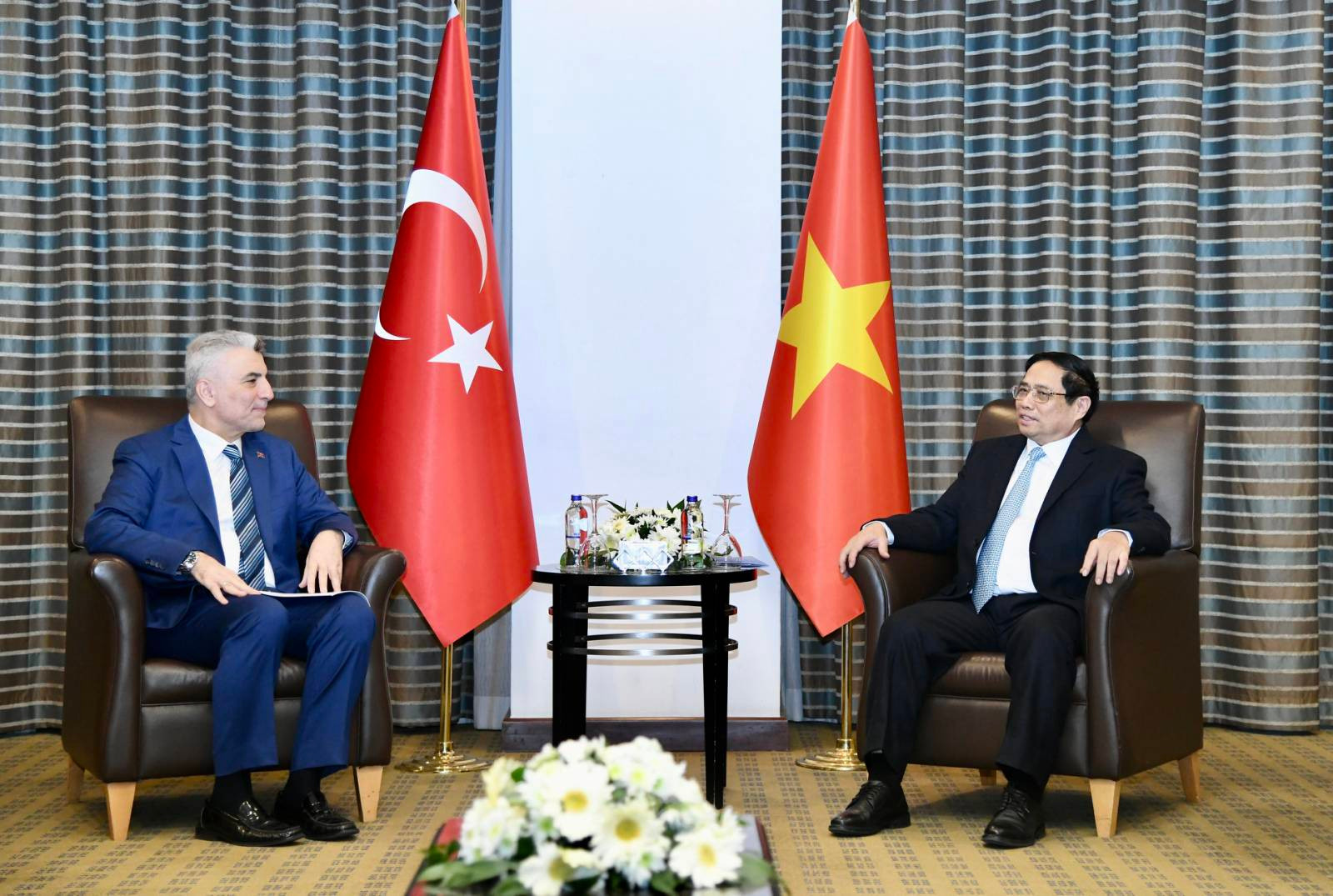 Trong khuôn khổ chuyến thăm Thổ Nhĩ Kỳ, Thủ tướng Phạm Minh Chính đã thăm Tập đoàn hàng không vũ trụ, tiếp lãnh đạo các doanh nghiệp và gặp gỡ bà con kiều bào đang sinh sống, làm ăn ở đây. Trong khuôn khổ chuyến thăm Thổ Nhĩ Kỳ, Thủ tướng Phạm Minh Chính đã thăm Tập đoàn hàng không vũ trụ, tiếp lãnh đạo các doanh nghiệp và gặp gỡ bà con kiều bào đang sinh sống, làm ăn ở đây.