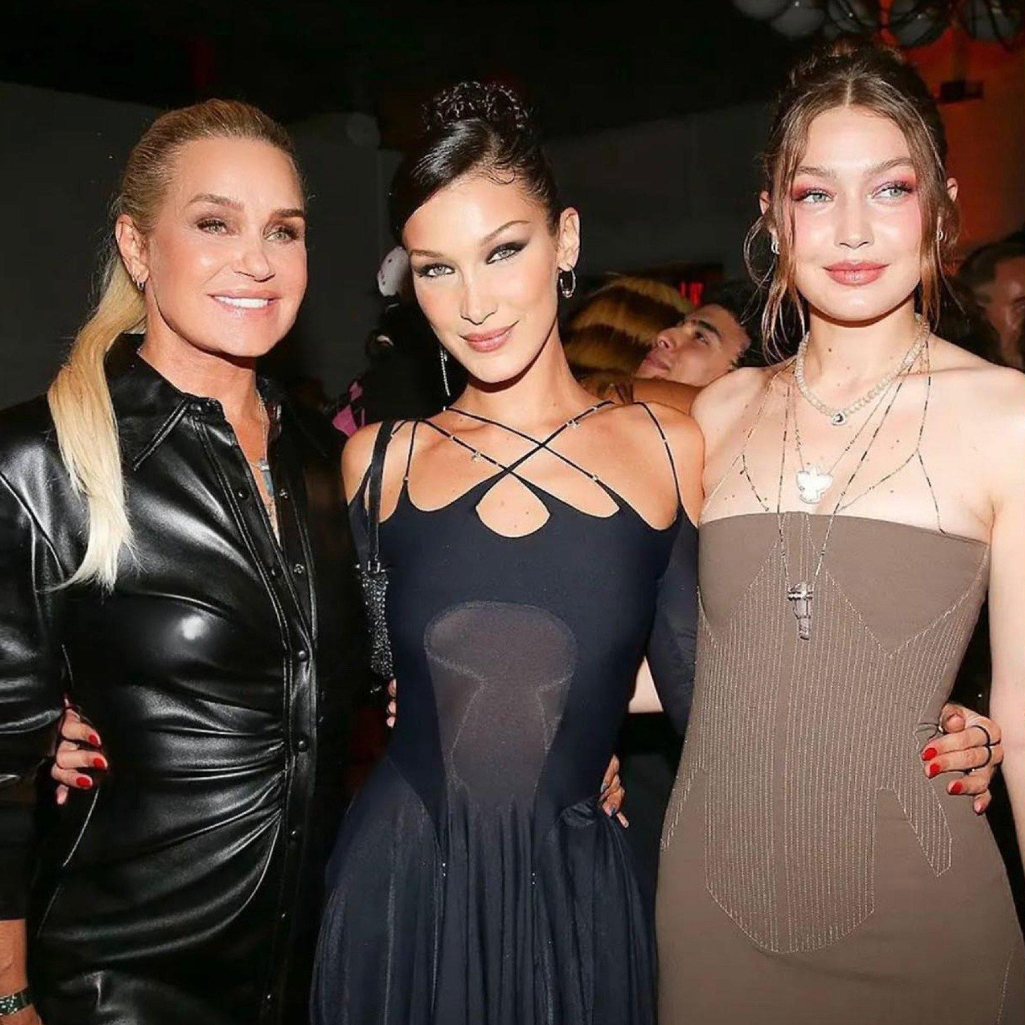 Khán giả tò mò về phản ứng của gia đình Gigi Hadid khi biết cô yêu Leo DiCaprio. Khán giả tò mò về phản ứng của gia đình Gigi Hadid khi biết cô yêu Leo DiCaprio.