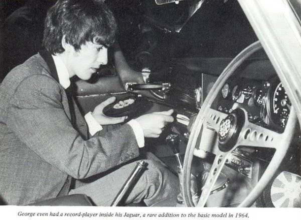 George Harrison vào năm 1964. George Harrison vào năm 1964.
