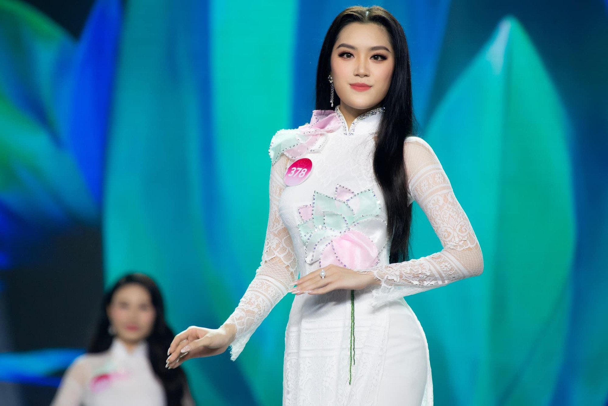 Phương Oanh cảm nhận bản thân như phiên bản khác của chính mình khi tham gia Hoa hậu Việt Nam. Phương Oanh cảm nhận bản thân như phiên bản khác của chính mình khi tham gia Hoa hậu Việt Nam.