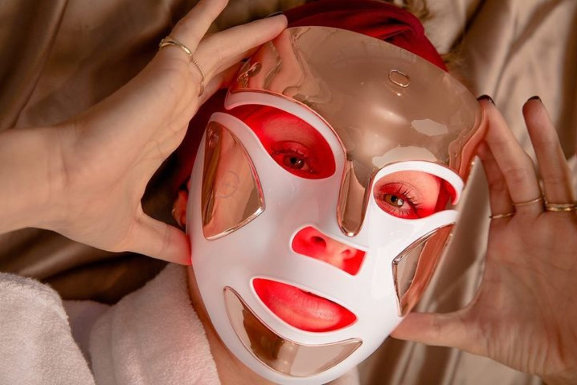 Mặt nạ đặc biệt của phụ nữ Hoàng gia. Ảnh: SCMP. Mặt nạ đặc biệt của phụ nữ Hoàng gia. Ảnh: SCMP.