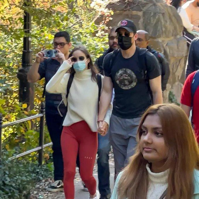 Chris Evans và Alba Baptista nắm tay nhau trong công viên ở New York. Ảnh: SCMP.