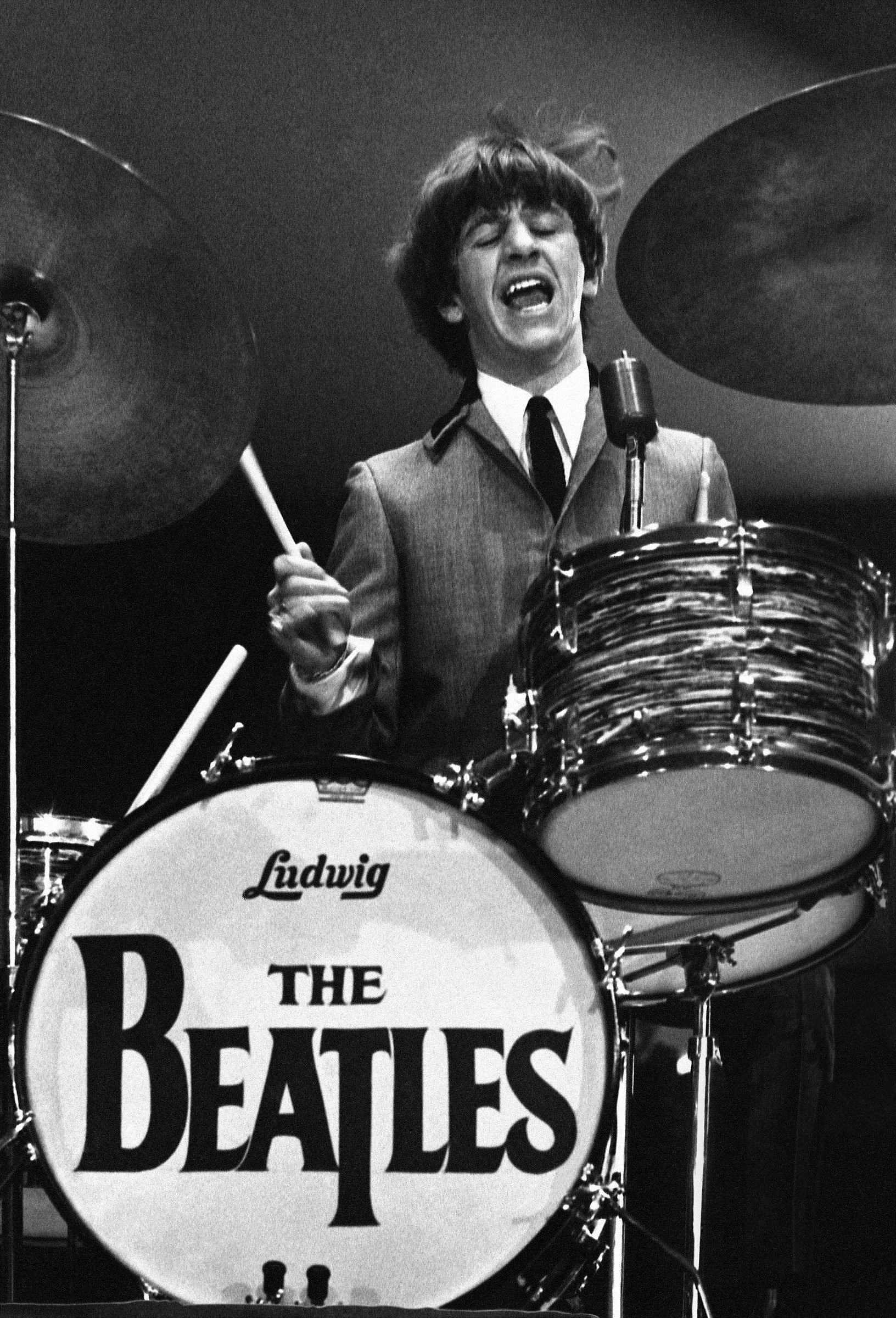Ringo Starr 18 tuổi biểu diễn tại buổi hòa nhạc đầu tiên của nhóm ở Mỹ vào năm 1964. Ảnh: A.P. Ringo Starr 18 tuổi biểu diễn tại buổi hòa nhạc đầu tiên của nhóm ở Mỹ vào năm 1964. Ảnh: A.P.