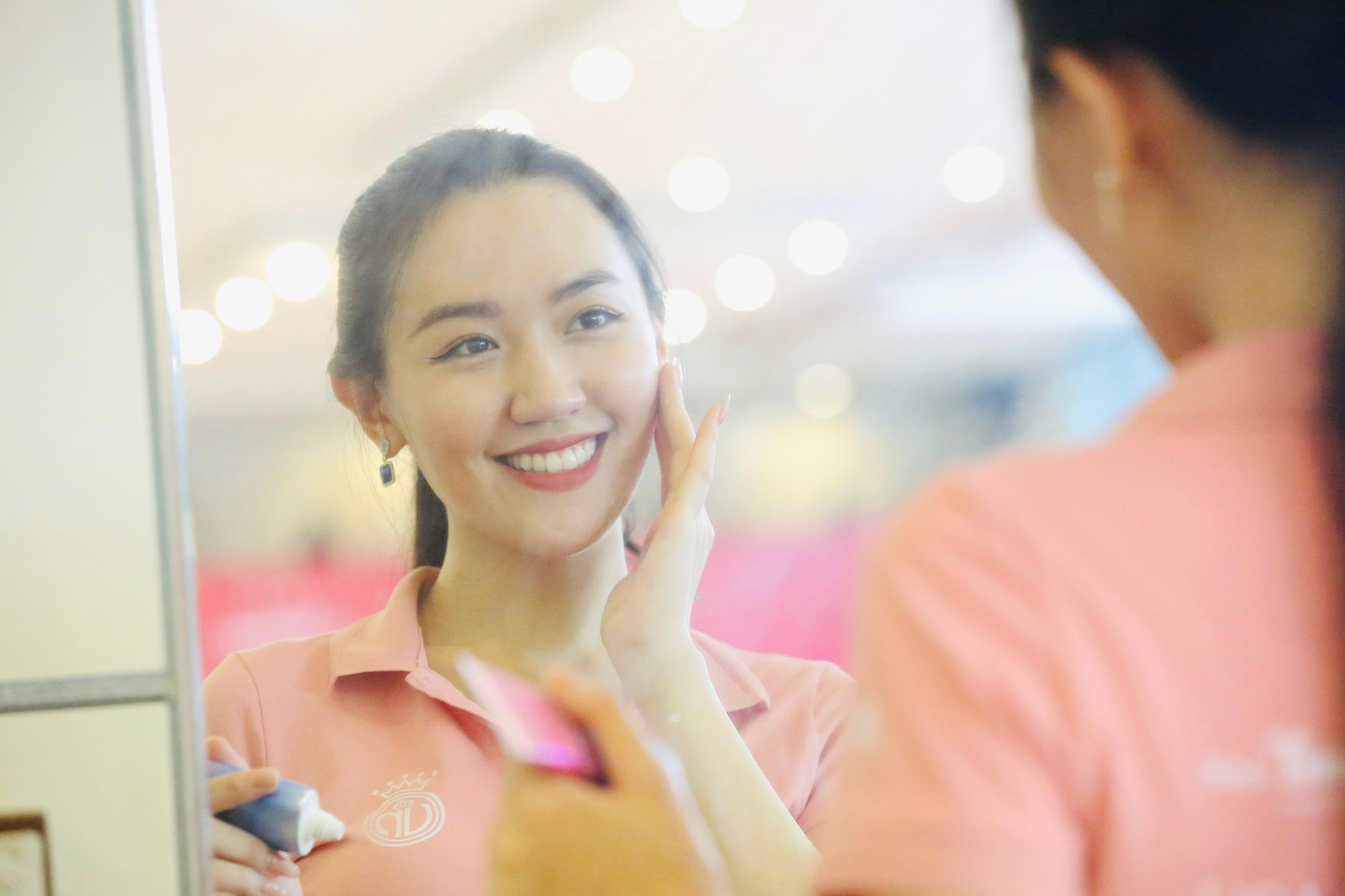 Thí sinh háo hức khi được thử trang phục chuẩn bị cho đêm Chung khảo. Ảnh: Trọng Tài.