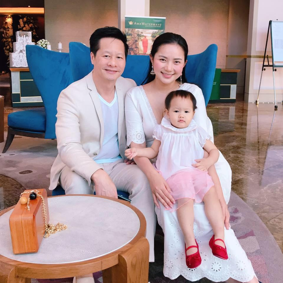 Như Thảo hạnh phúc bên doanh nhân Đức An và con gái. Ảnh: NVCC.