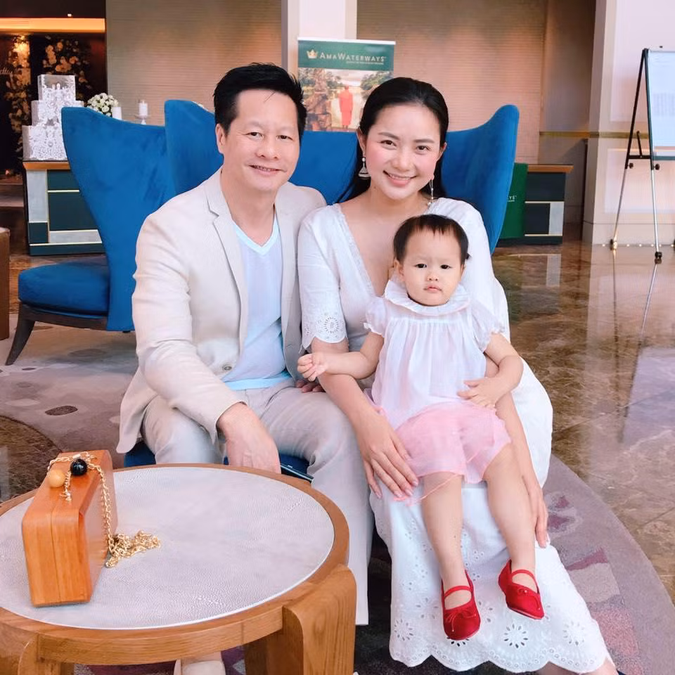 Như Thảo hạnh phúc bên doanh nhân Đức An và con gái. Ảnh: NVCC.