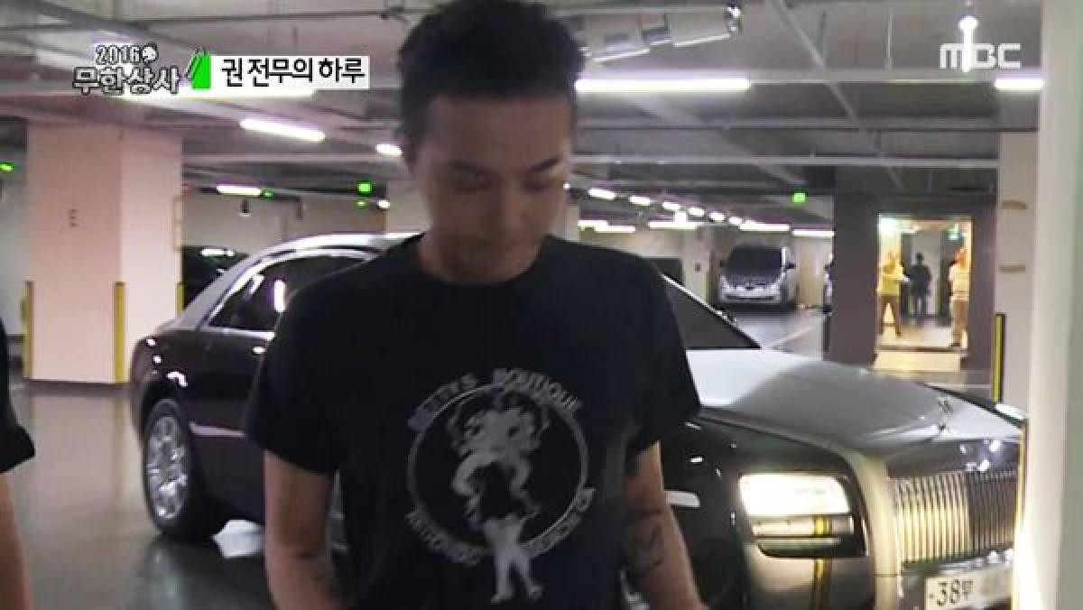 G-Dragon bên chiếc xe Rolls-Royce. G-Dragon bên chiếc xe Rolls-Royce.