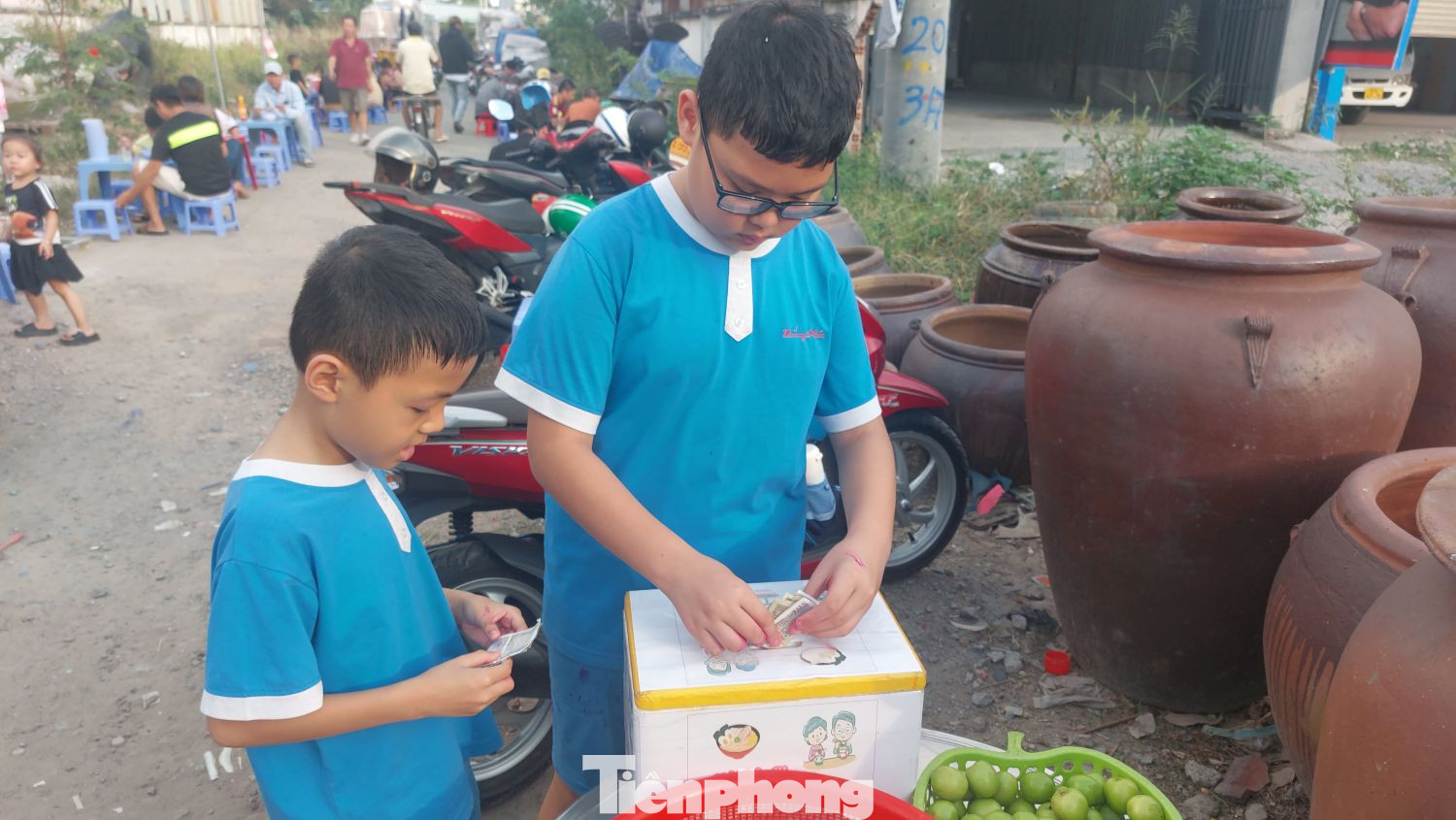 Quán ăn bố trí thùng tiền để khách tự bỏ vào