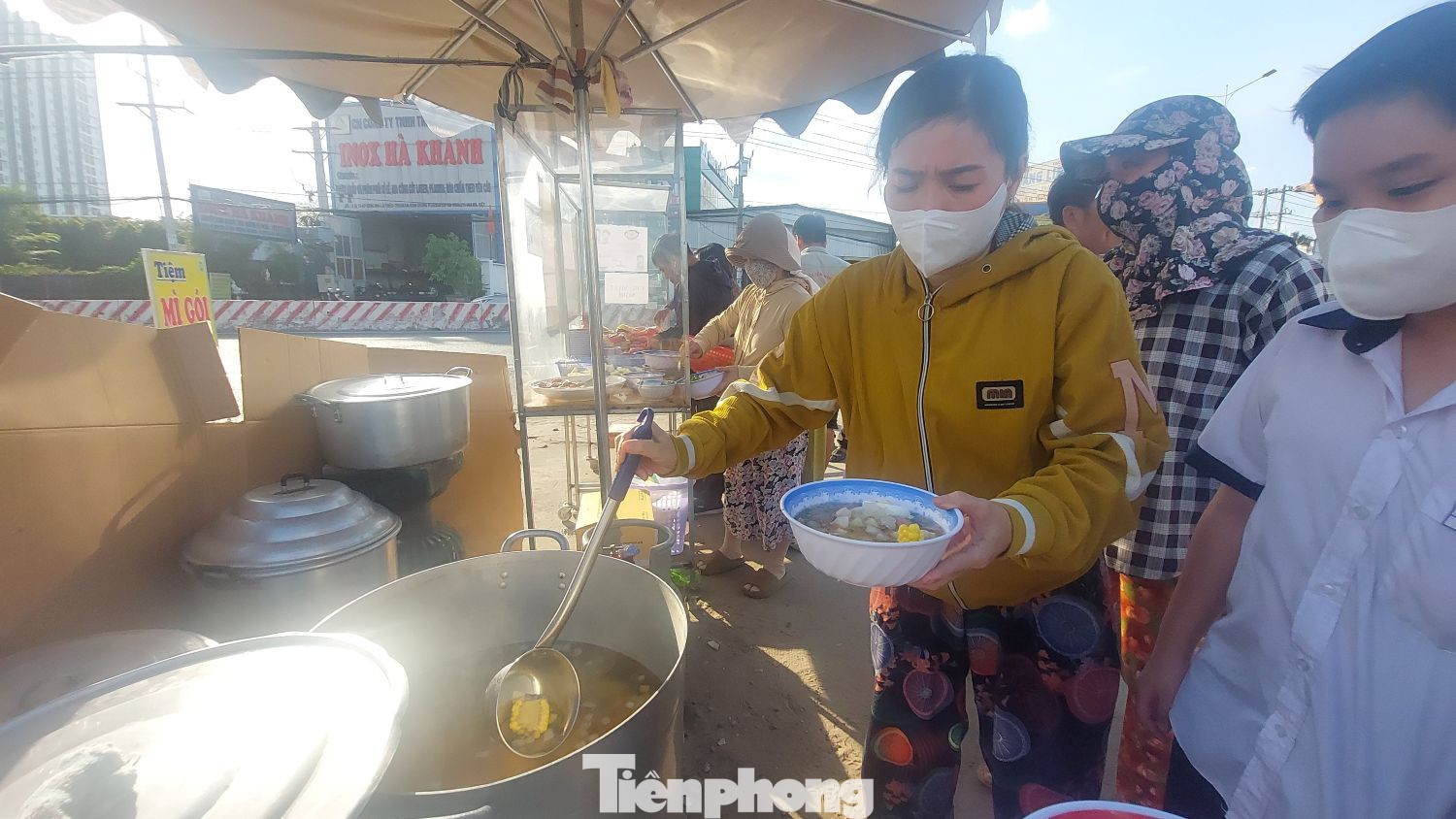 Khách đến đây ăn từ trẻ nhỏ đến người già