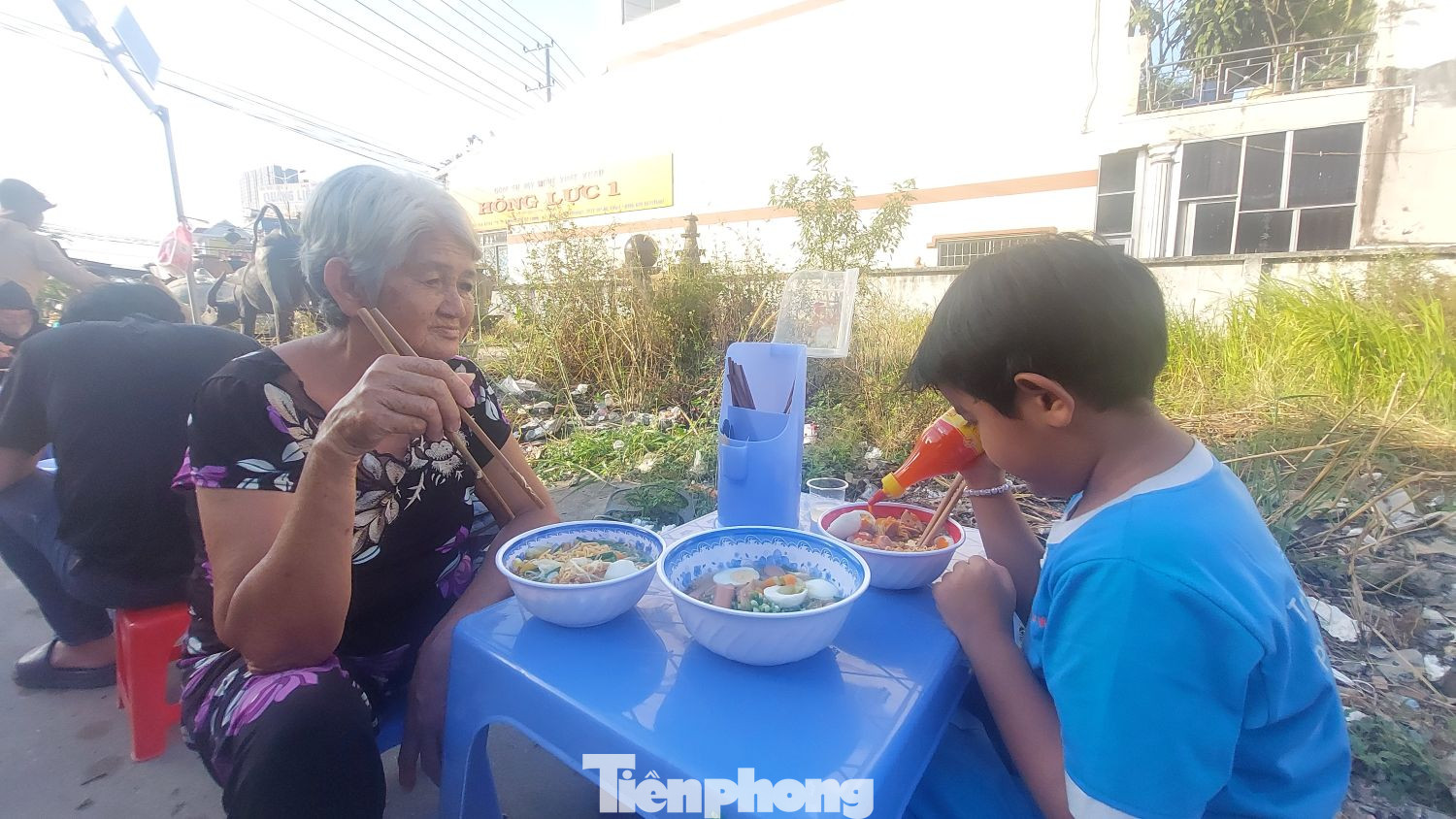 Nhiều gia đình 3 thế hệ đều tới quán ăn đặc biệt này