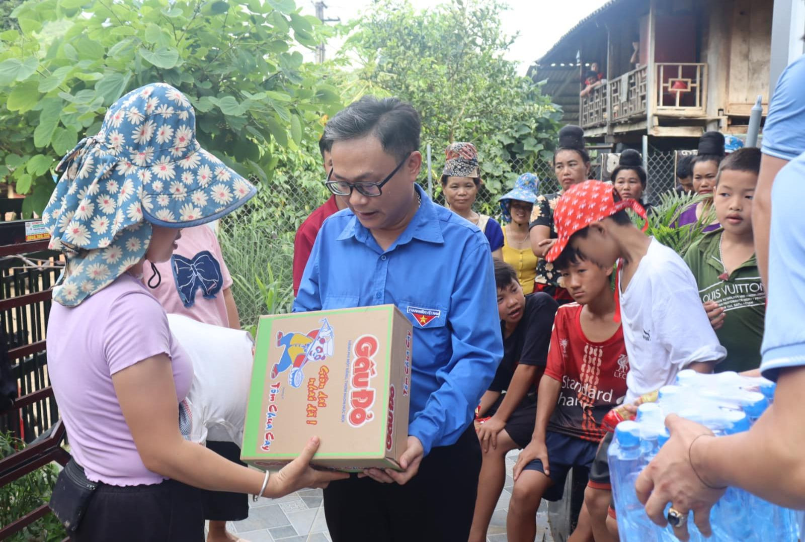 Tuổi trẻ Sơn La trao tặng các nhu yếu phẩm, thuốc hỗ trợ người dân bị ảnh hưởng bởi lũ lụt. Tuổi trẻ Sơn La trao tặng các nhu yếu phẩm, thuốc hỗ trợ người dân bị ảnh hưởng bởi lũ lụt.