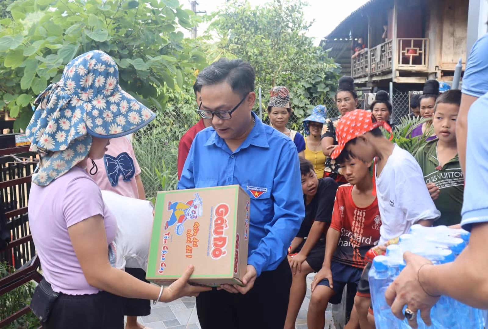 Tuổi trẻ Sơn La trao tặng các nhu yếu phẩm, thuốc hỗ trợ người dân bị ảnh hưởng bởi lũ lụt.