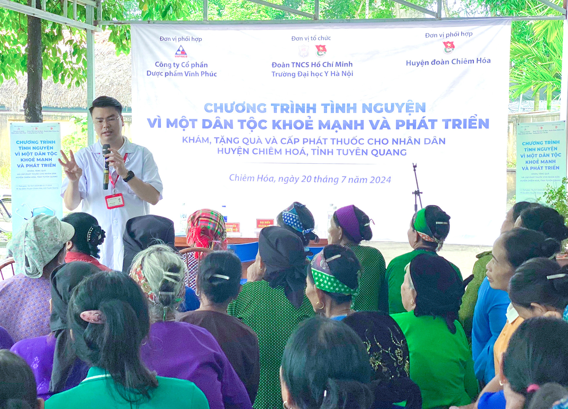 Tuổi trẻ Đại học Y Hà Nội với hoạt động khám, tặng quà và cấp phát thuốc cho người dân huyện Chiêm Hóa, tỉnh Tuyên Quang. Tuổi trẻ Đại học Y Hà Nội với hoạt động khám, tặng quà và cấp phát thuốc cho người dân huyện Chiêm Hóa, tỉnh Tuyên Quang.